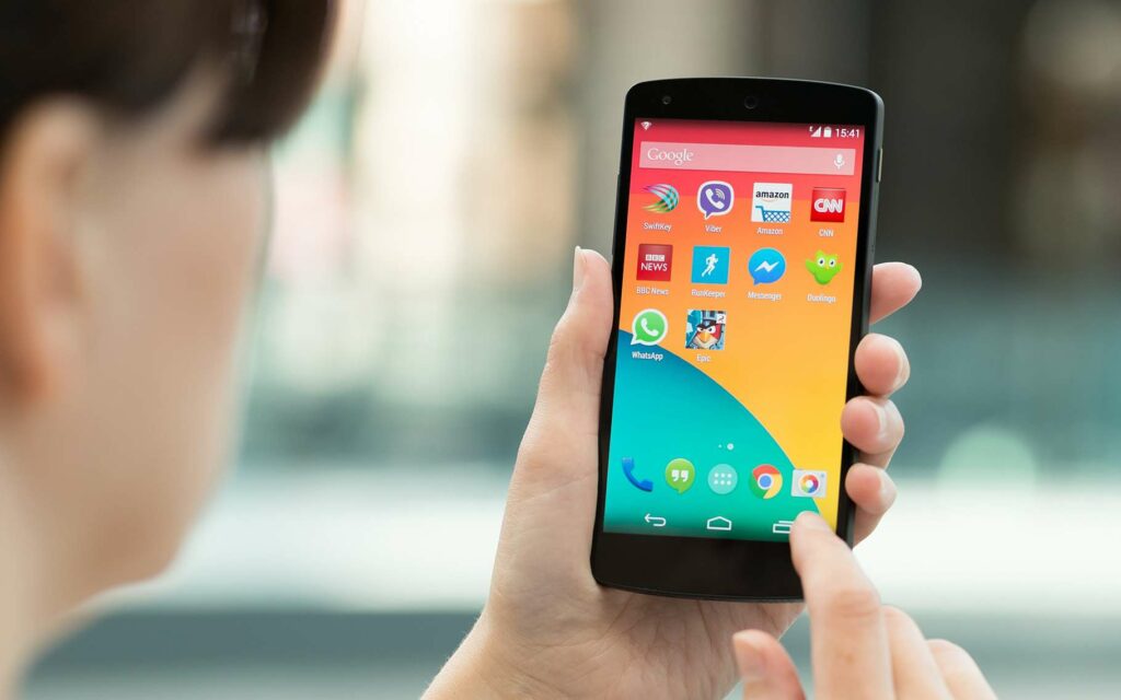 Si une publicité apparaît lorsque le smartphone est en veille, c'est qu'un malware s'est installé sur l'appareil. © Bloomicon, Shutterstock