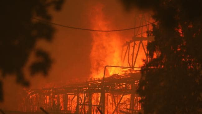 Las víctimas del incendio forestal temen haber sido olvidadas en medio de una pandemia