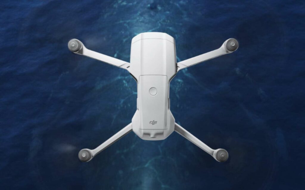 Plus imposant, plus lourd, mais aussi mieux équipé, le Mavic Air 2 permet de rattraper les erreurs de pilotage des amateurs débutants. © DJI