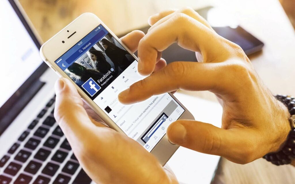 Facebook passe à l’action contre la désinformation liée au Covid-19. © bombuscreative / IStock.com