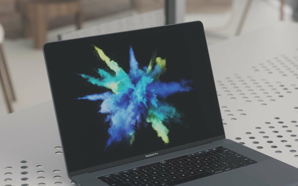 Lors des transferts de photos d’un iPhone ou d’un iPad à un Mac chaque image génère 1,5 Mo de données inutiles. © Unsplash