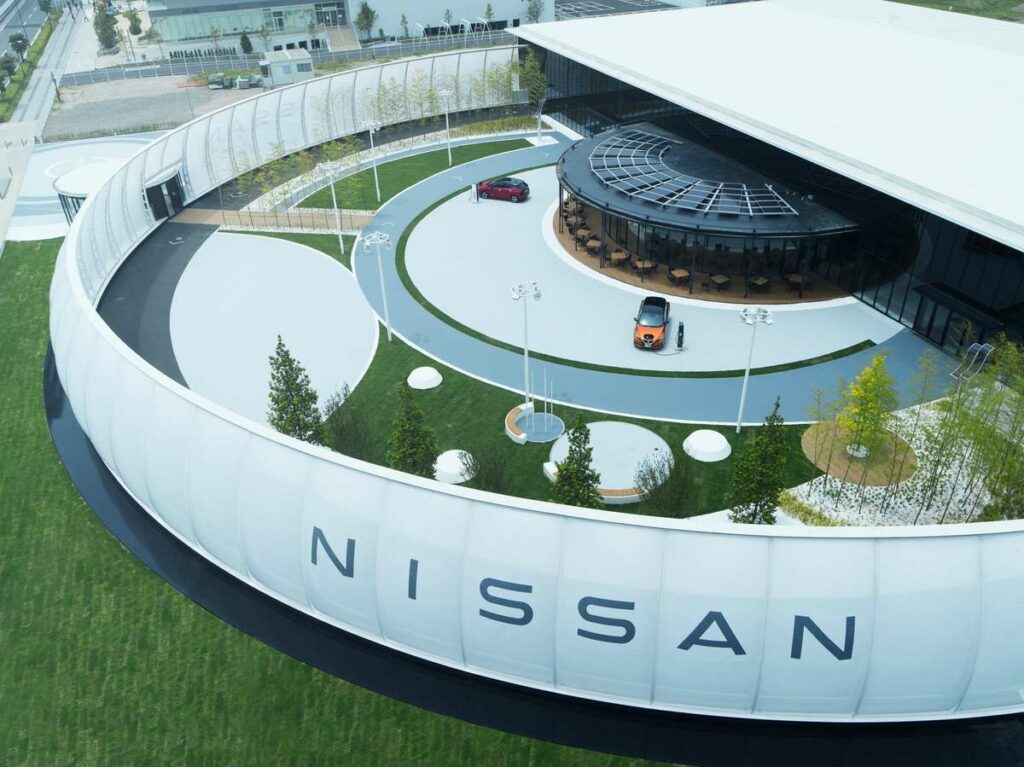 Le Nissan Pavilion à Yokohama au Japon expose diverses technologies et véhicules électriques de la marque, dont le futur SUV électrique Ariya attendu l’année prochaine. © Nissan