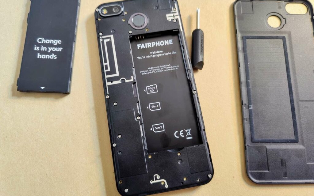 Il n'a fallu à Futura que cinq minutes pour démontrer l’intégralité du Fairphone 3+. Son remontage prend autant de temps. © Futura