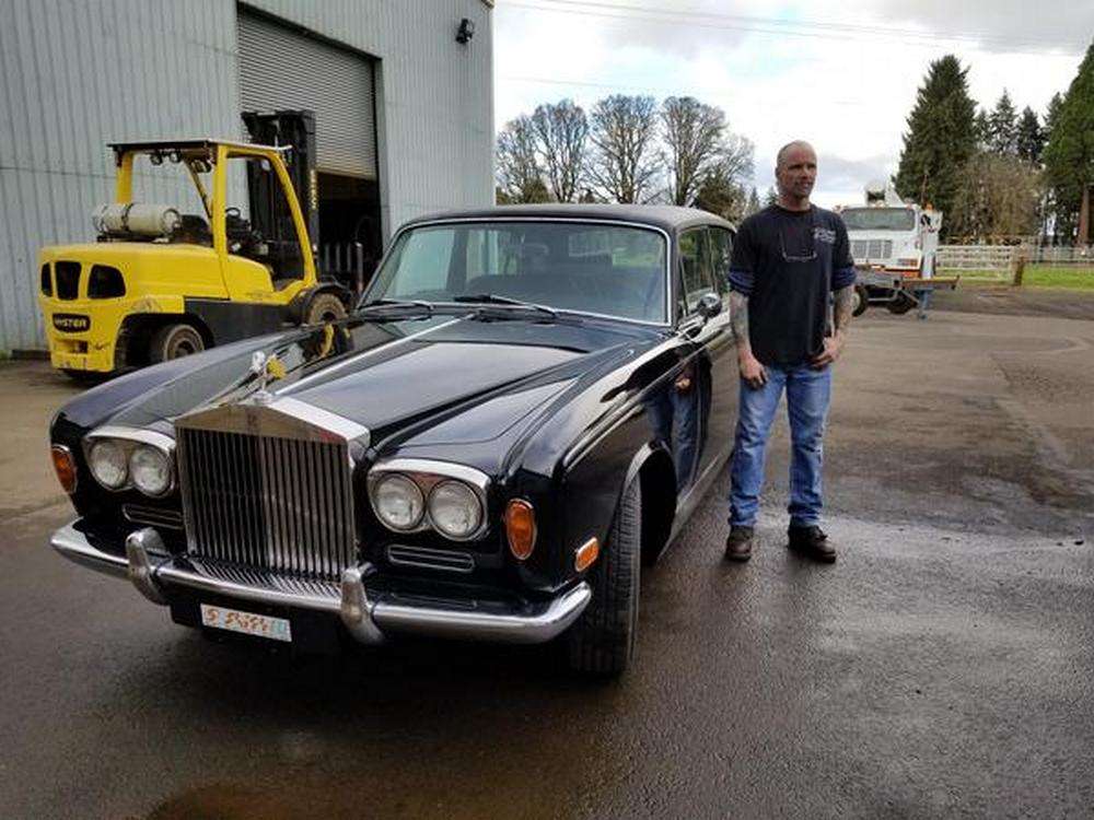 Le train avant de la Rolls-Royce Silver Shadow de Johnny Cash convertie à l’électrique. On aperçoit la direction assistée de la Tesla Model S qui a servi à ce rétrofit. © SHIFT EV