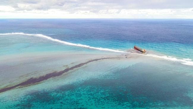 Petrolero japonés arroja 1000 toneladas en playas