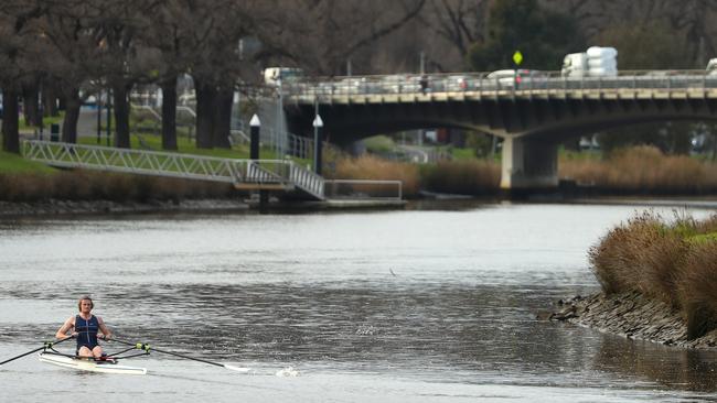 Perdón por lluvia, noche fría después de la advertencia de inundación de la ciudad