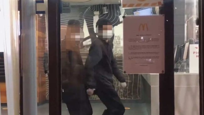 Los estudiantes violan las restricciones del coronavirus de Melbourne para el viaje de McDonald & # 39; s