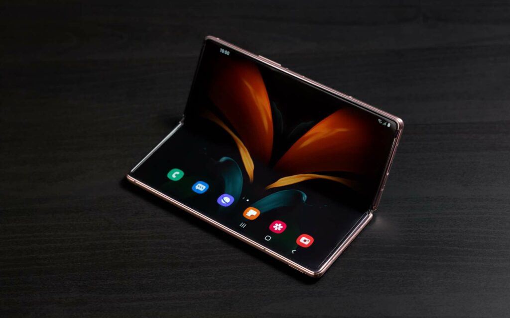 Le nouveau Samsung Galaxy Fold2 5G est doté d’une nouvelle charnière pour différentes inclinaisons. © Samsung