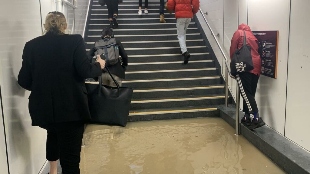 Costa norte de Nueva Gales del Sur, Sydney advirtió que se esperan inundaciones repentinas y fuertes lluvias para Qld, Canberra este fin de semana