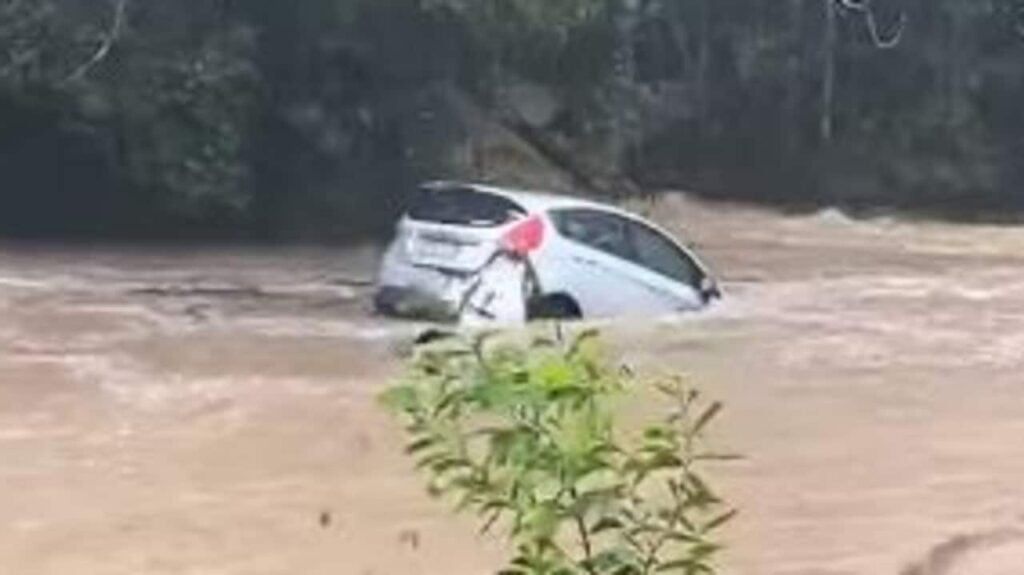 Coche arrastrado por inundaciones cerca de Springbrook