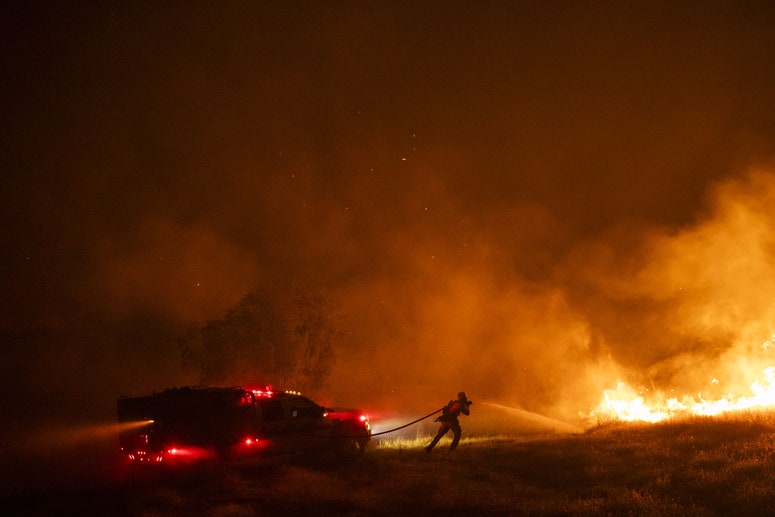 un bombero apagando un fuego