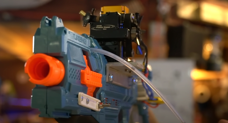 Este "Nerf Blaster" mejorado funciona con gasolina