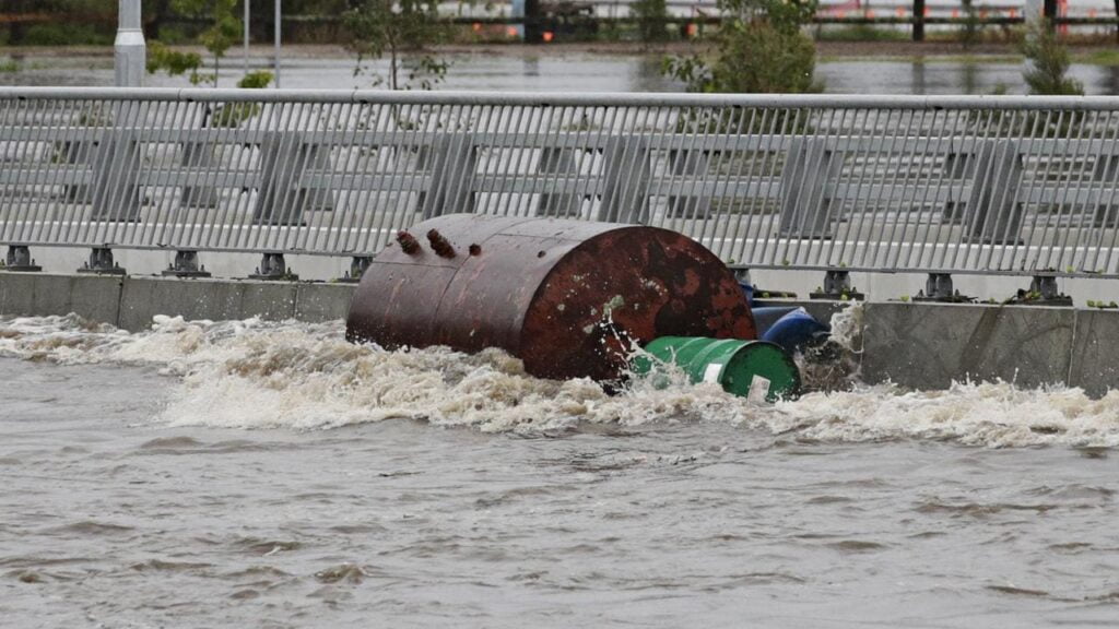 El río Hawkesbury se traga todo el puente de Windsor