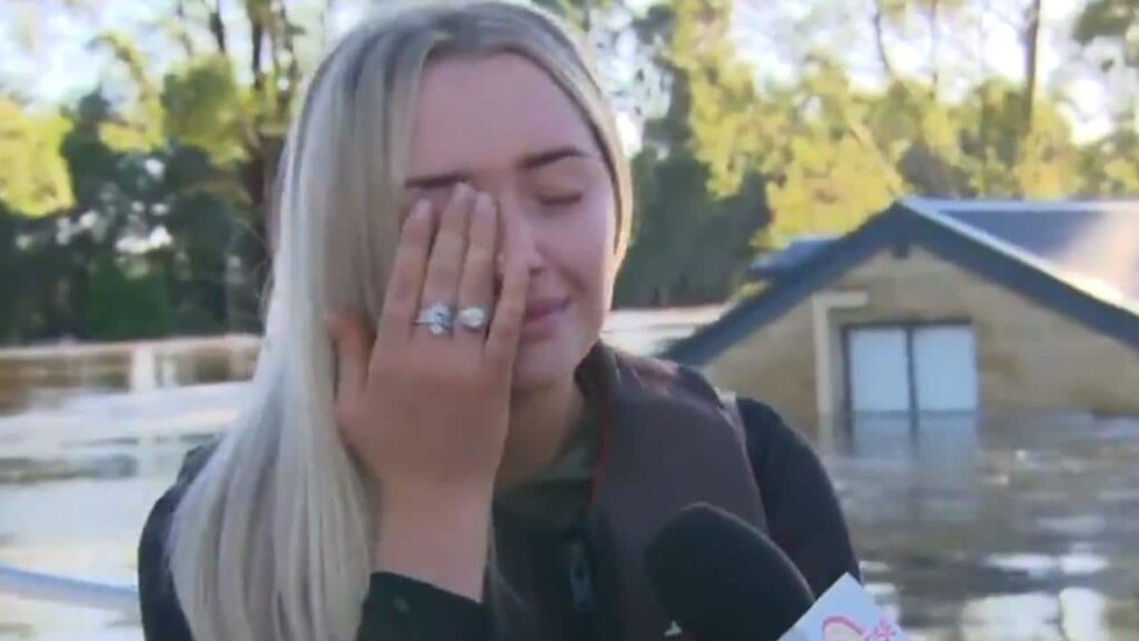 Momento desgarrador Mujer de Pitt Town, Nueva Gales del Sur ve su casa sumergida en el agua de la inundación