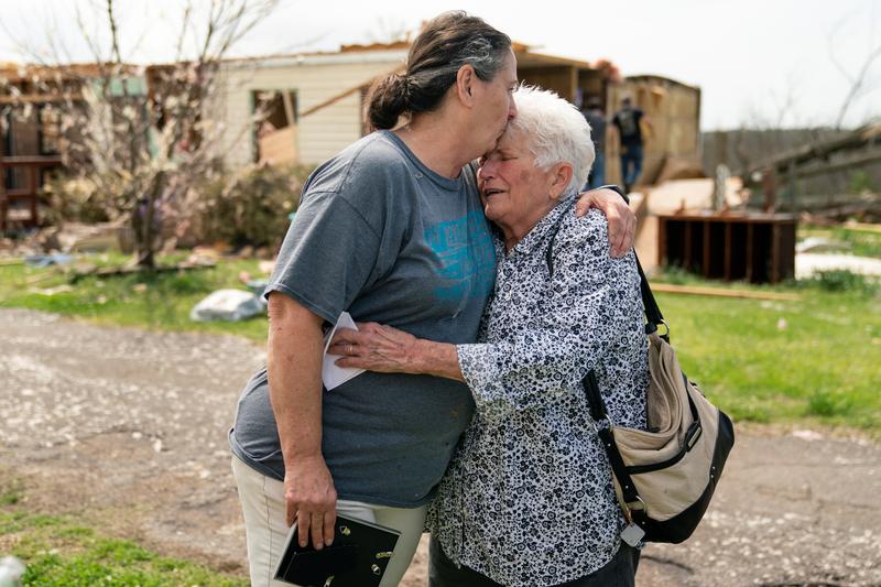 Al menos cinco muertos cuando los tornados azotan Alabama y destruyen hogares