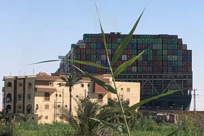 Canal de Suez podría ser bloqueado durante semanas por barco 'ballena varada'