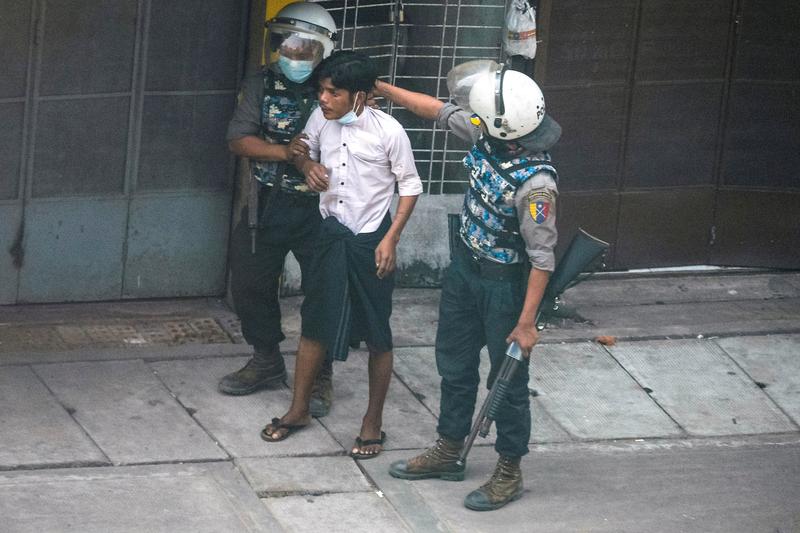 Crece la presión internacional sobre los generales de Myanmar a medida que los manifestantes marchan, un muerto