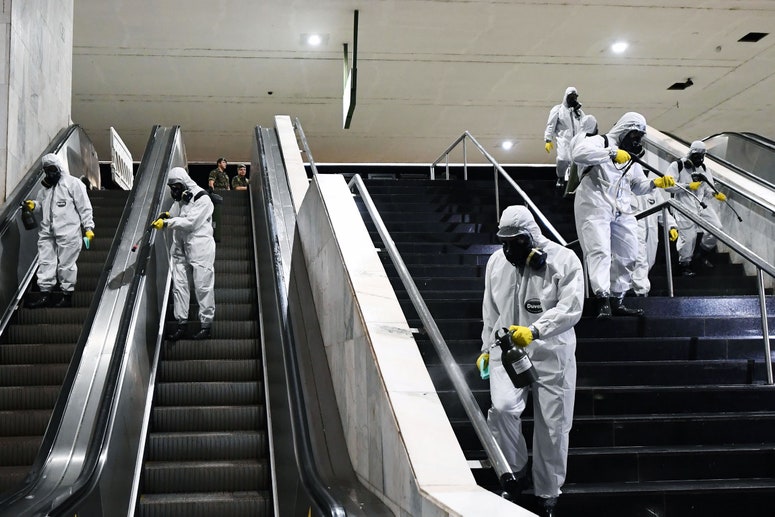 trabajadores de saneamiento limpiando escaleras