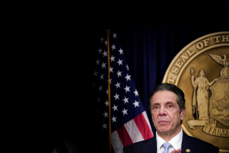 El actual miembro del personal de Cuomo acusa al gobernador de Nueva York de comentarios sugerentes y de comerse con los ojos