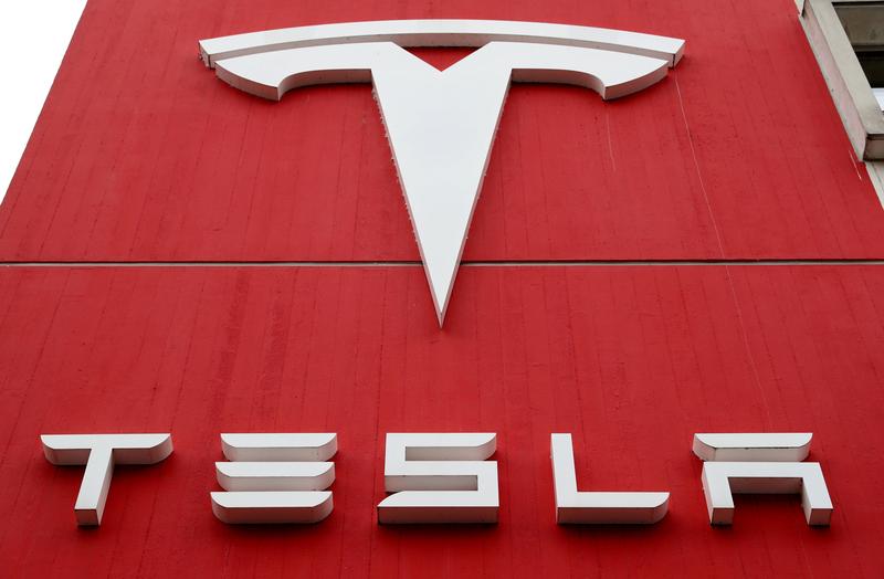 El ejército chino prohíbe los autos Tesla en sus complejos por preocupaciones de la cámara: Bloomberg News