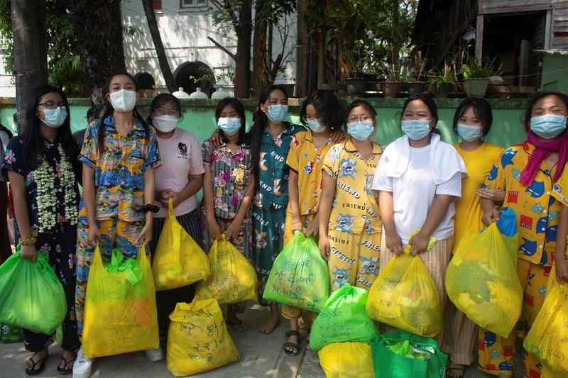 El ejército de Myanmar libera a cientos de manifestantes detenidos y una víctima infantil es enterrada