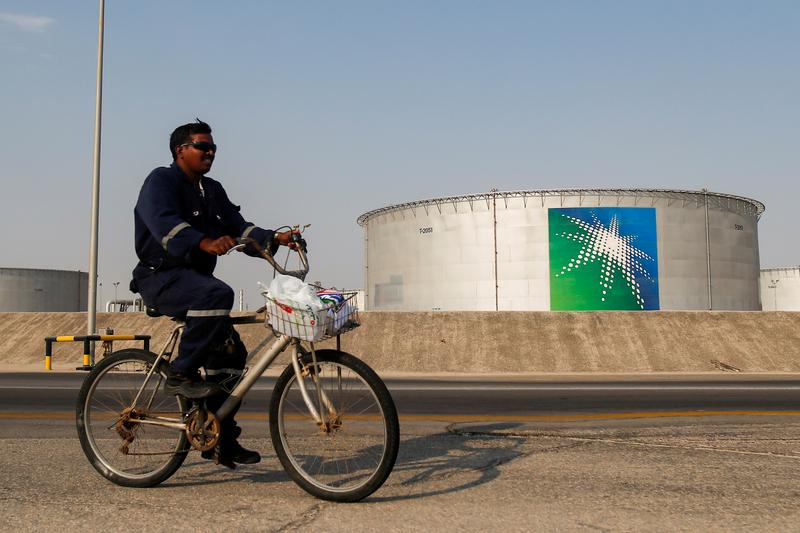 El gigante petrolero saudí Aramco reducirá el gasto después de la caída de las ganancias en 2020