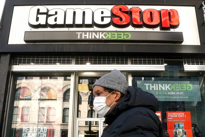 GameStop evalúa la venta de acciones después de que los fanáticos de Reddit enviaran acciones al alza