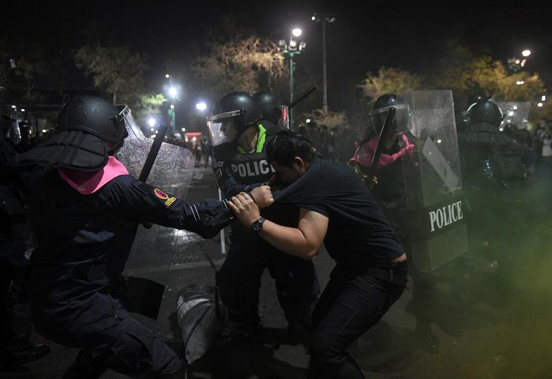 La policía tailandesa choca con manifestantes cerca del palacio del rey