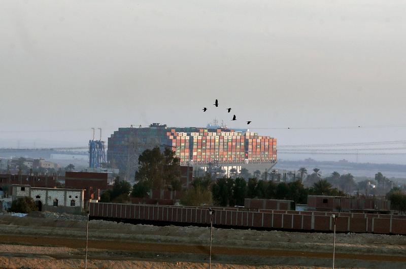 Los rescatistas de barcos de Suez sopesan el tiempo y la marea con riesgo de vuelco o desgarro