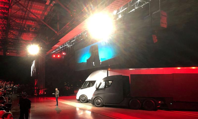 Musk dice que la escasez de suministro de células dificulta escalar la producción de Tesla Semi