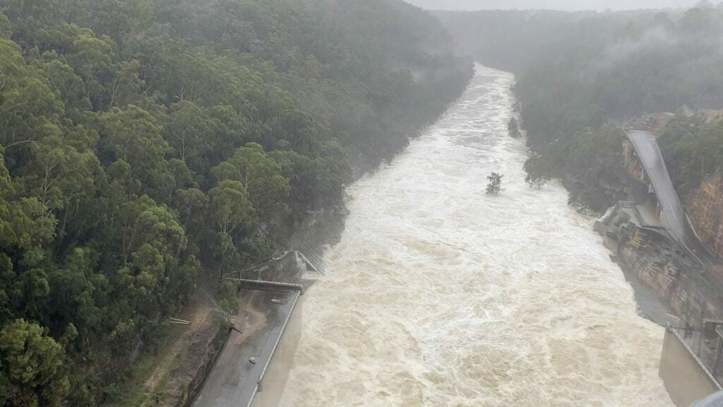 La presa de Warragamba derrama el equivalente a un puerto de Sydney al día