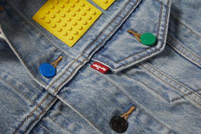 LEGO x Levi's: ¡una nueva colección con la primera placa base flexible de LEGO!  |  Diario del friki