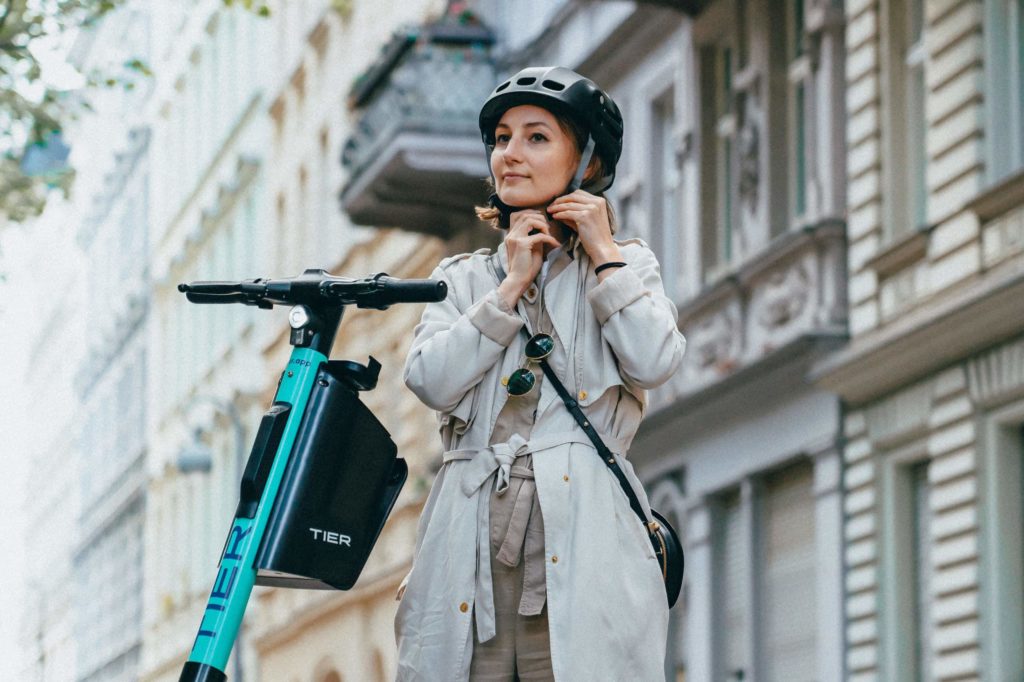 Un casco integrado en patinetes eléctricos TIER |  Diario del friki