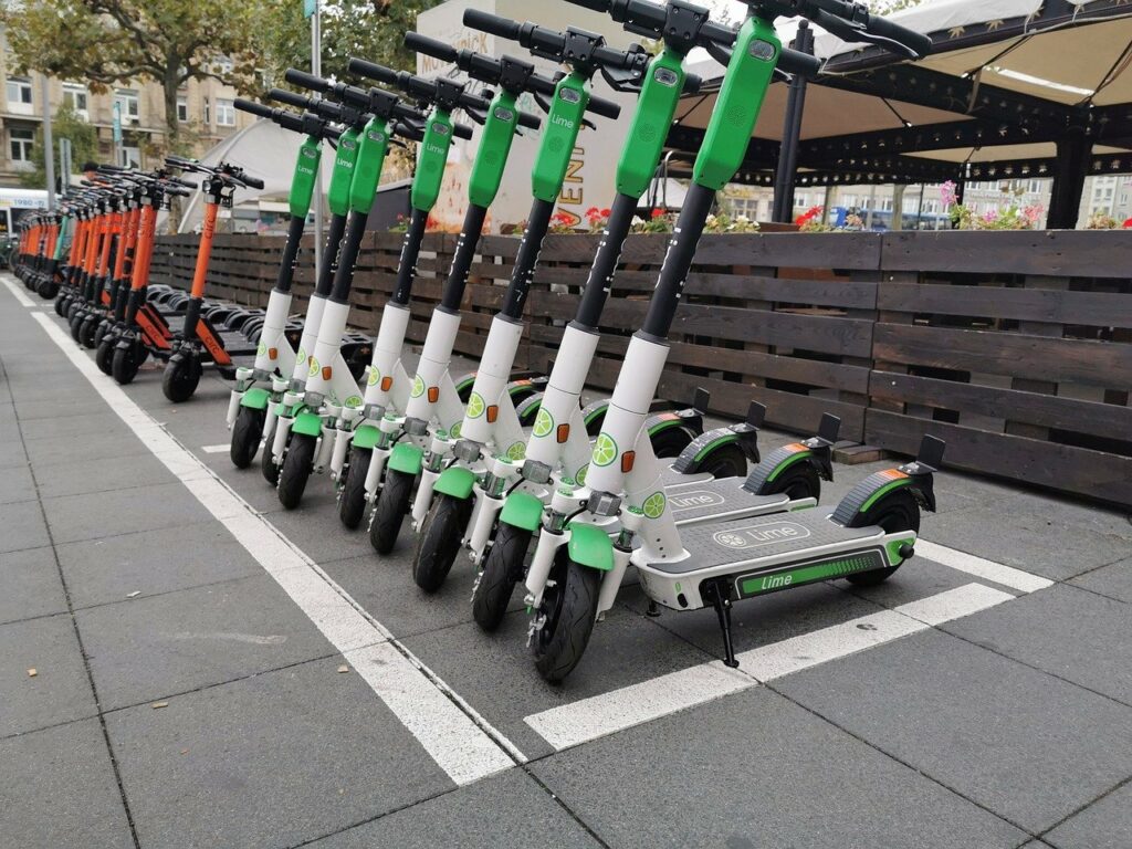 ¡Estos patinetes eléctricos se controlan a distancia!