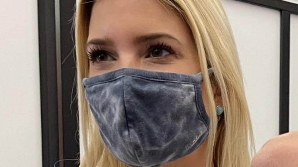 Ivanka Trump acusada de fingir recibir su vacuna COVID por QAnon