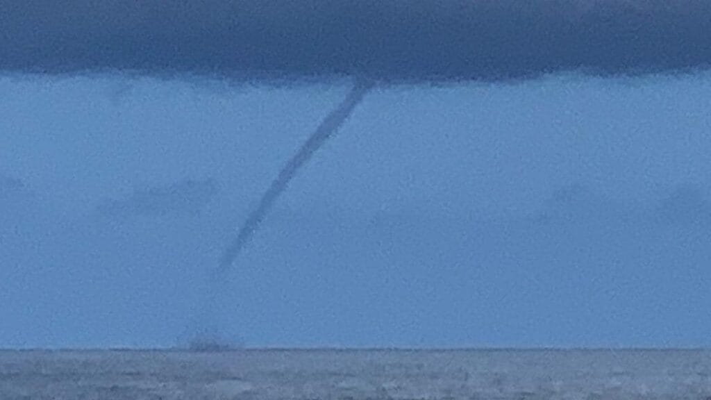 Tromba marina visto frente a la playa de Maroubra en Sydney