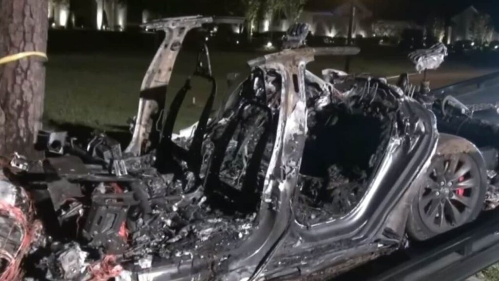 Tesla en piloto automático se estrella contra un árbol y se incendia, dos muertos