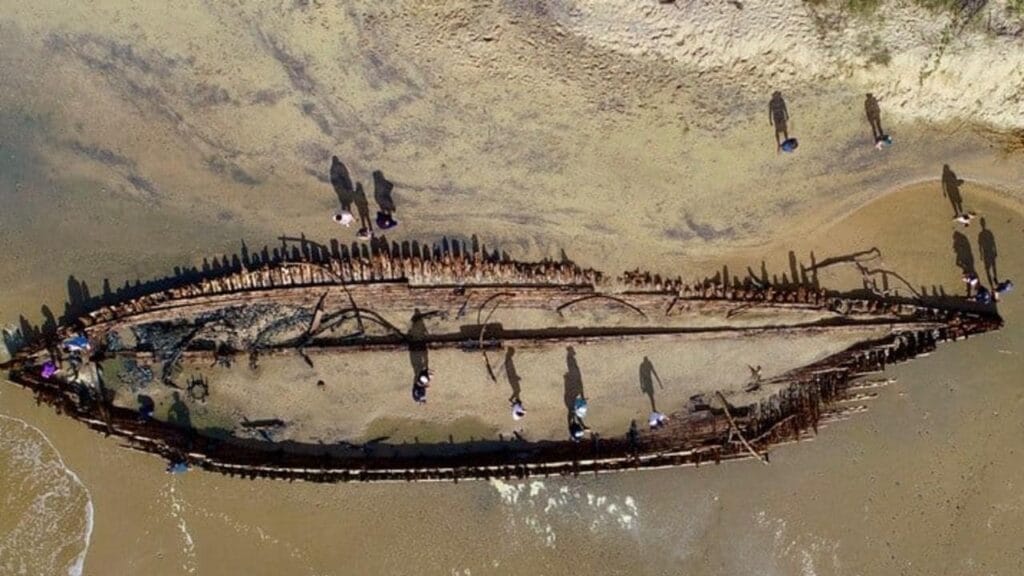 Naufragio oculto 'glorioso' resurgió en la playa de Woolgoolga