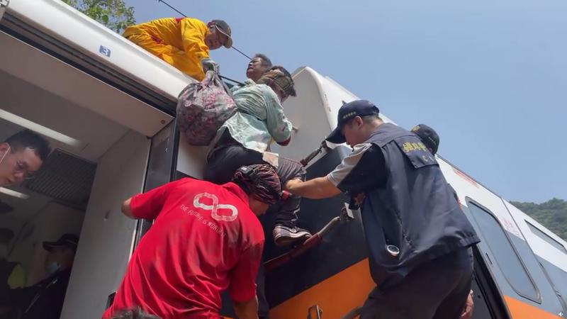 Accidente de tren mata a 50 personas en la tragedia ferroviaria más mortal de Taiwán en décadas