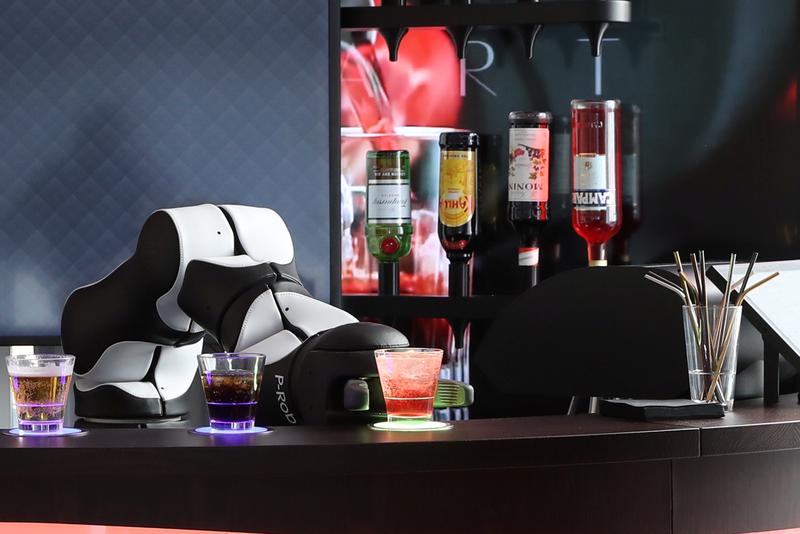 Barney, el barman robot suizo, listo para preparar cócteles