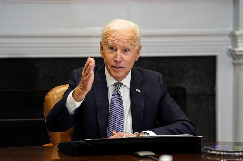 Biden abierto a aumento de impuestos a la gasolina y tarifa de usuario de vehículos eléctricos