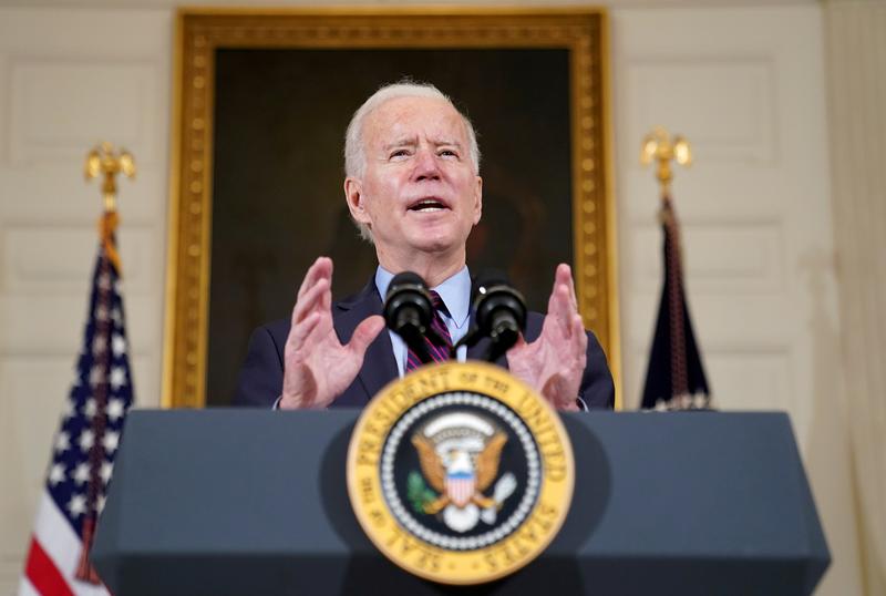 Biden elogia el sólido informe de empleos, pero advierte que la economía podría desacelerarse si el COVID vuelve a aumentar