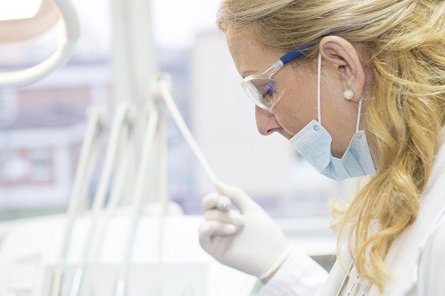 Un médico con una máscara en un laboratorio.