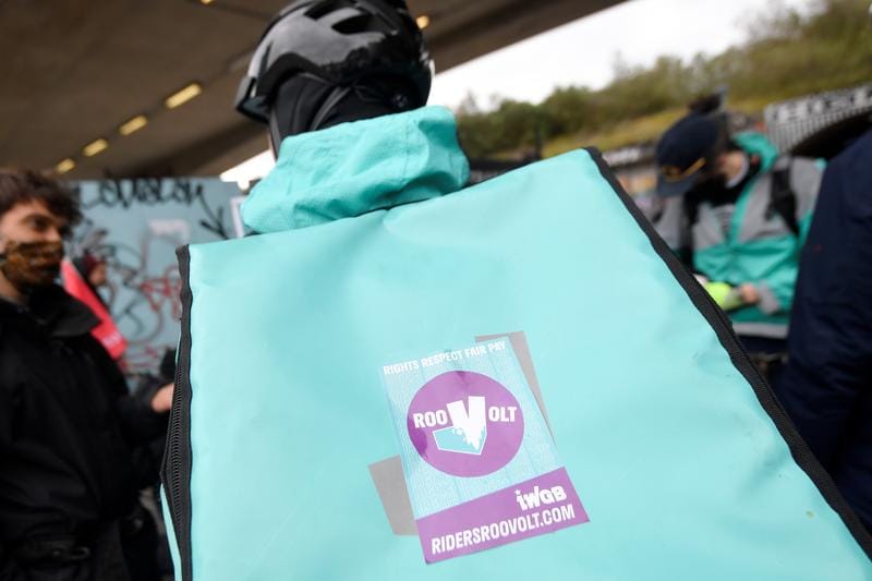 Deliveroo sube a medida que los inversores minoristas se unen a las operaciones, los pasajeros exigen un pago justo