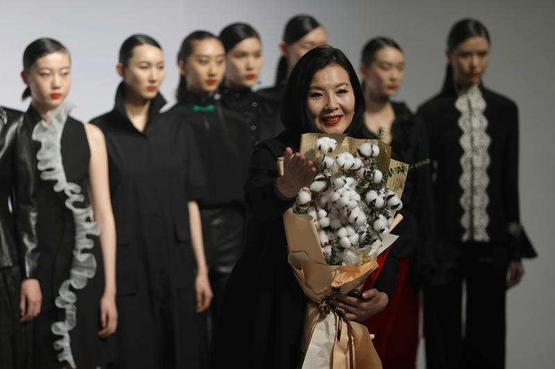 'El algodón de Xinjiang es mi amor': Patriots en exhibición en la Semana de la Moda de China