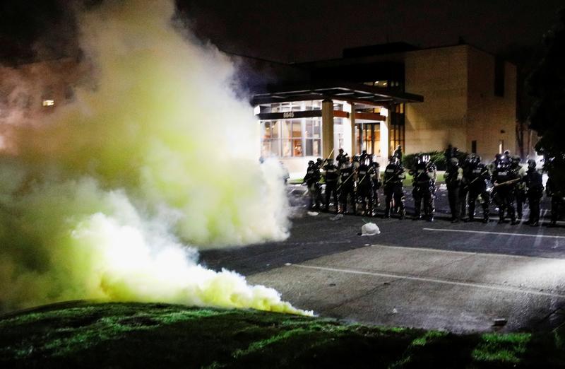 Estallan protestas después de que la policía disparara a un hombre negro en una parada de tráfico en Minneapolis