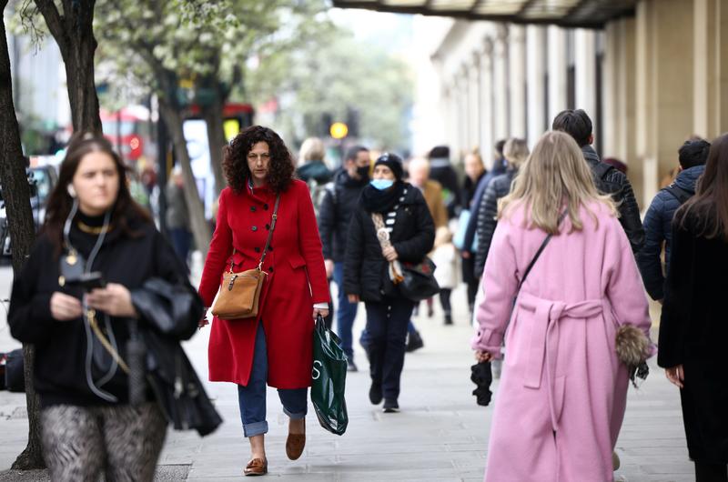 'Estoy tan emocionado' - Inglaterra reabre con pintas tiradas, compras juergas y cortes de cabello