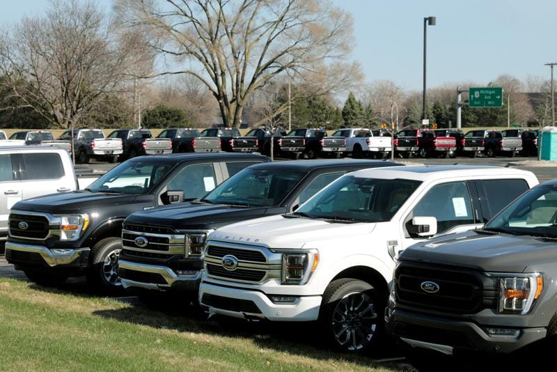 GM y Ford recortan más producción en América del Norte debido a la escasez de chips