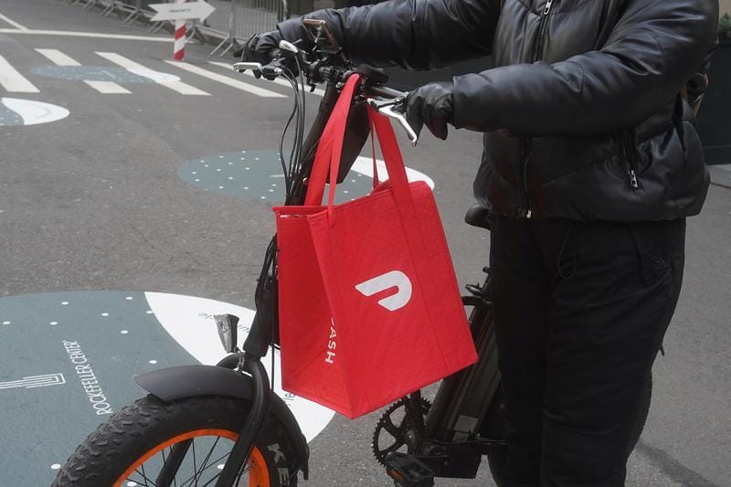 Instacart y DoorDash planean lanzar tarjetas de crédito: WSJ