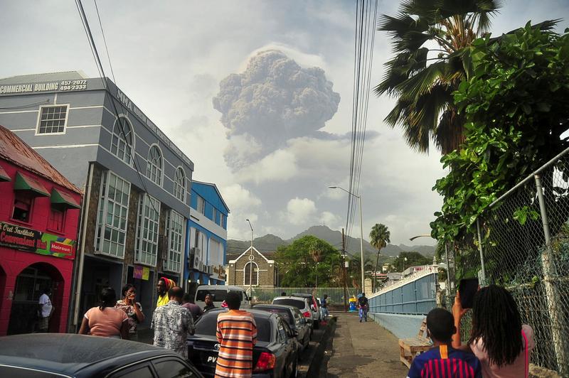 La ceniza cubre la isla caribeña de San Vicente después de la erupción del volcán